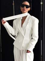 Blazer bianco con sciarpa e cravatta per donna 2026