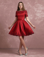 Borgogna Homecoming Abito Bateau pizzo Applique corto Prom Dress raso manica corta a pieghe un linea Party Dress