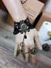 Braccialetto Lolita steampunk nera bicolore con decori in metallo accessori Tea party bracialetti