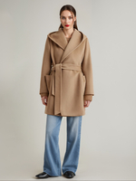 Cappotto corto avvolgente double face con cintura in cammello in misto lana e cashmere con cappuccio per donna 2025