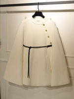 Cappotto da donna con gioiello al collo e fascia elegante a strati bianco avvolgente
