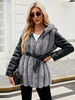 Giacca invernale chic con cappuccio e cintura in patchwork ecologico