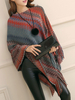 Mantella a blocchi di colore con frange a strati a poncho rosso con collo gioiello da donna
