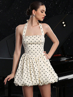 Mini abito a pois con scollo allamericana per lestate 2025