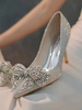 Scarpe da sposa da donna con paillettes argento con punta a punta e strass con fiocco; scarpe da festa con tacco a spillo