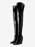 Stivali neri sopra il ginocchio a punta con zeppa e tacco alto fino alla coscia