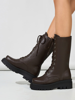 Stivali piatti marroni da donna con punta tonda e lacci alla caviglia