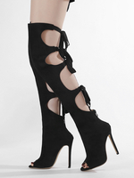 Stivali sopra il ginocchio neri da donna con tacco a spillo e sandali in pelle scamosciata con tagli